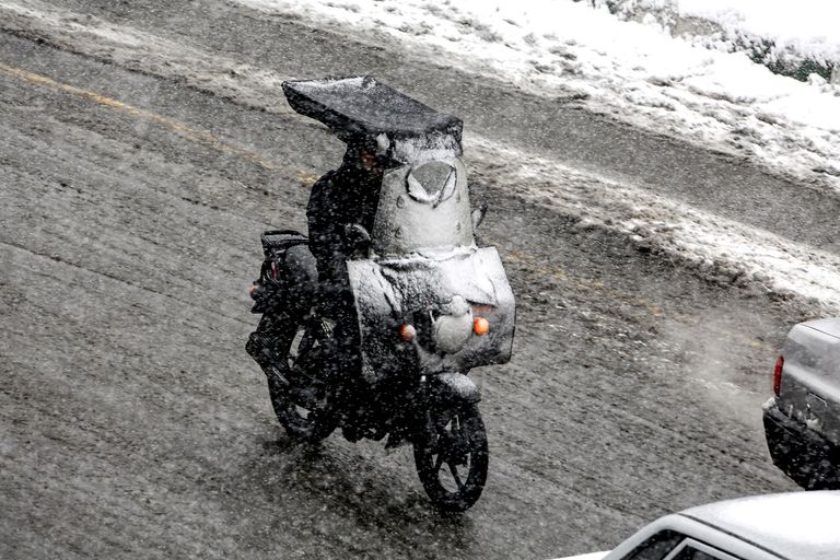 الثلوج أثرت على حركة السير في طهران