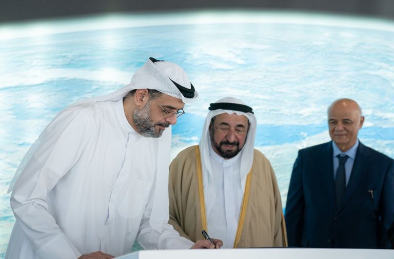 حاكم الشارقة خلال توقيعه على القطعة الأخيرة من مسبار الأمل