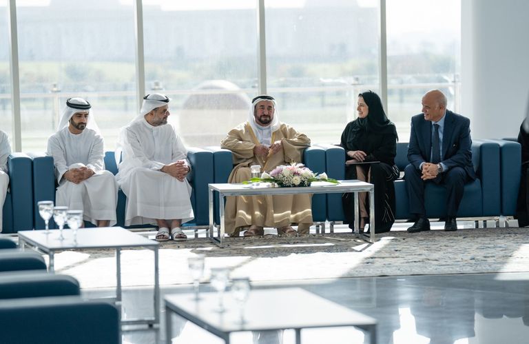 حاكم الشارقة خلال توقيعه على القطعة الأخيرة من مسبار الأمل