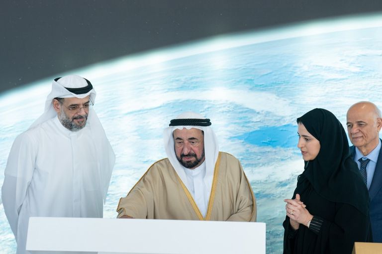 حاكم الشارقة خلال توقيعه على القطعة الأخيرة من مسبار الأمل