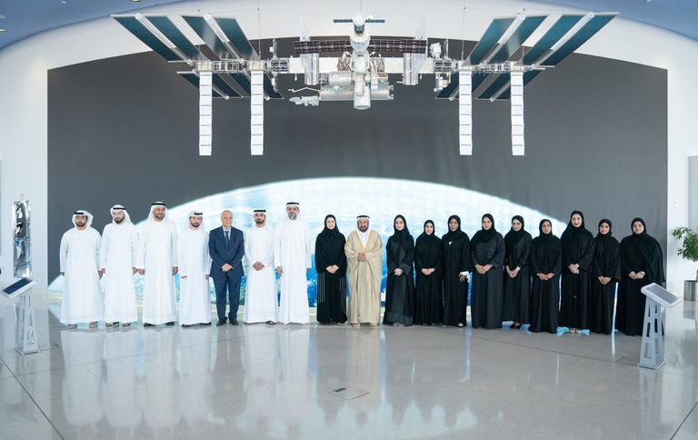 حاكم الشارقة خلال توقيعه على القطعة الأخيرة من مسبار الأمل