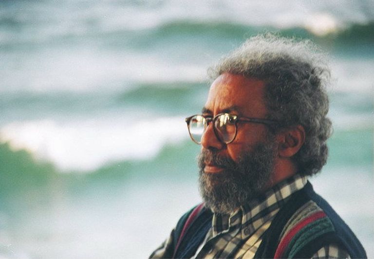 علي عاشور فنان سكندري تشغله المدينة في معرض علي عاشور تولد المدينة التي لا تستسلم لتصور محدد