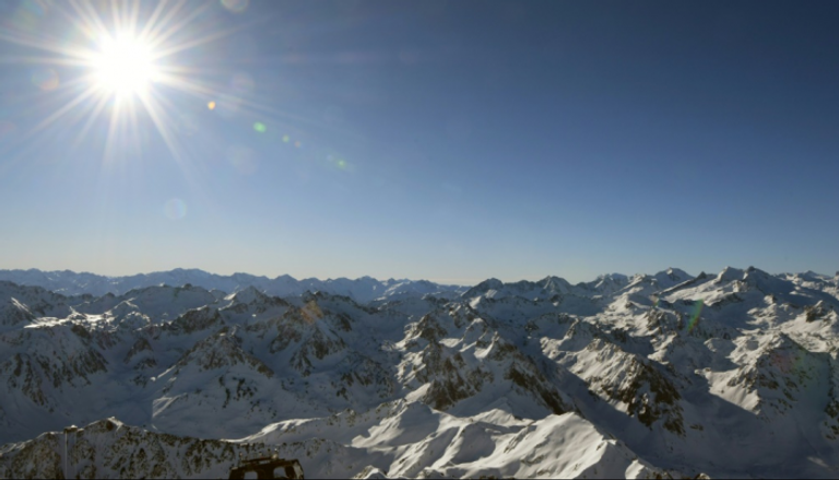 قمة ميدي في جبال البيرينيه أحد أعلى الجبال الفرنسية