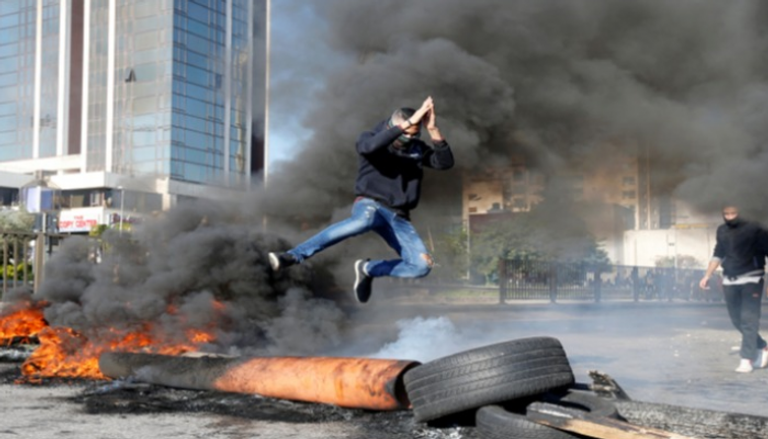مواجهات بين الأمن ومتظاهرين أمام مصرف لبنان