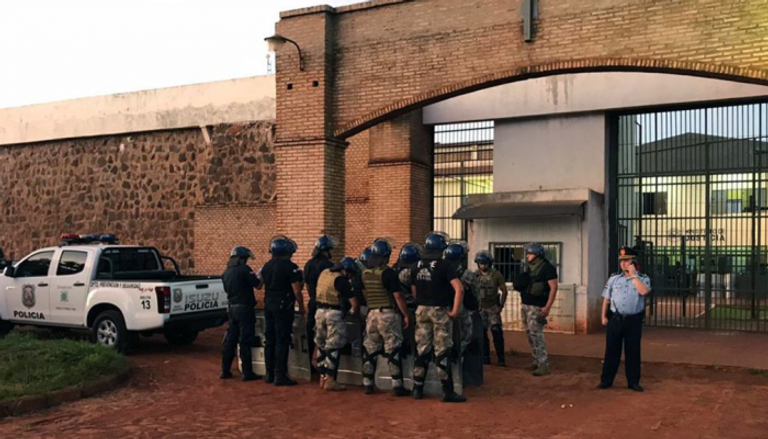 قوات الشرطة تحيط بالسجن بعد فرار السجناء