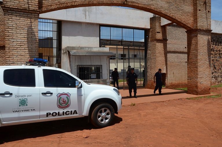 قوات الشرطة تحيط بالسجن بعد فرار السجناء