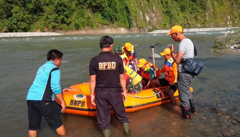 رجال الإنقاذ يبحثون عن مفقود بعد انهيار الجسر