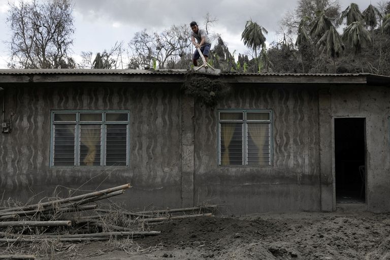 رماد البركان غطى المنازل والنباتات والحقول