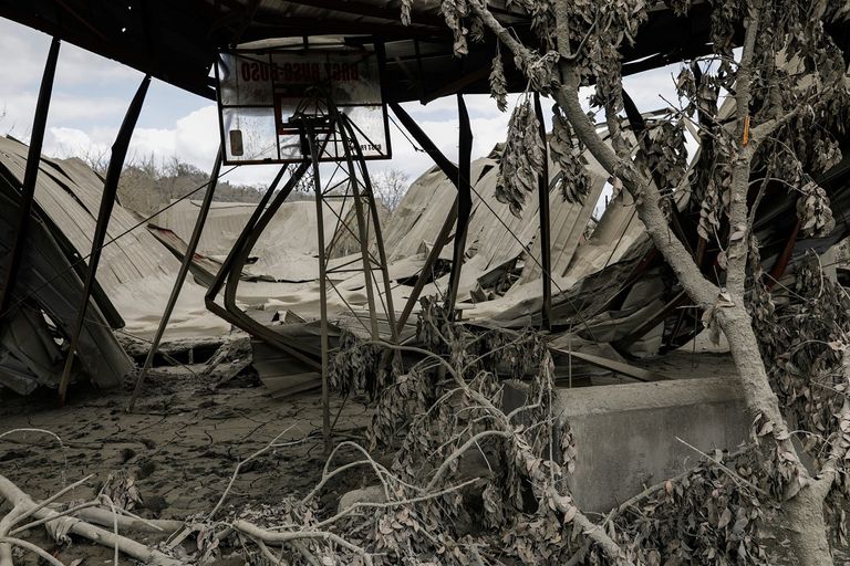 رماد البركان غطى المنازل والنباتات والحقول