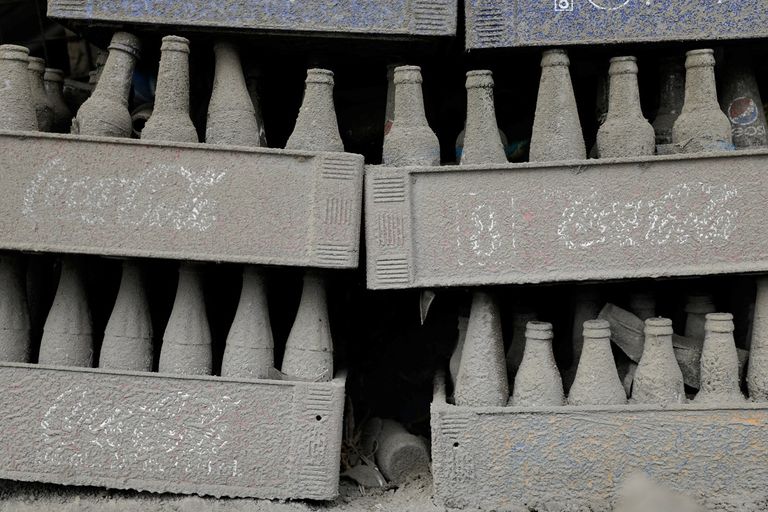 رماد البركان غطى المنازل والنباتات والحقول