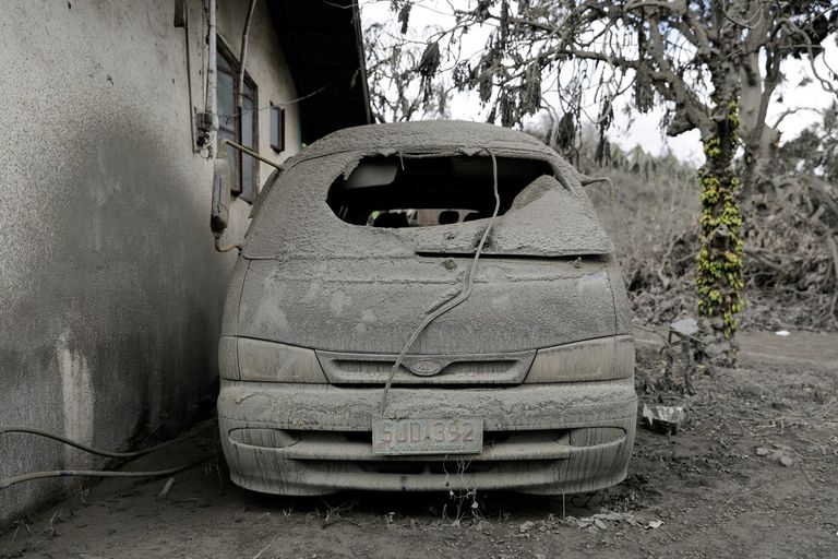 رماد البركان غطى المنازل والنباتات والحقول