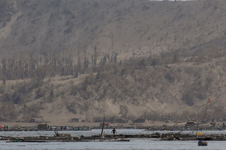 رماد البركان غطى المنازل والنباتات والحقول