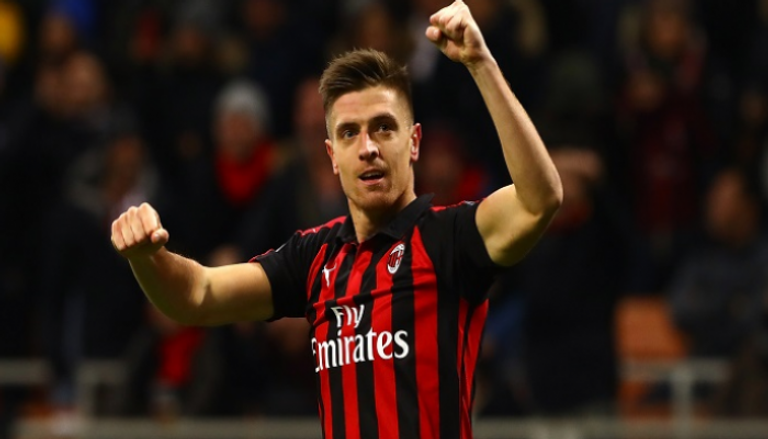 كريستوف بياتيك مهاجم ميلان الإيطالي لويس سواريز