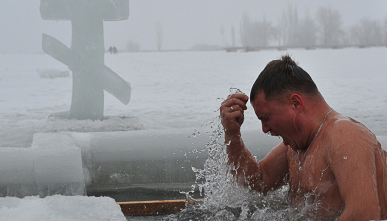 مليونا روسي يحتفلون بعيد الغطاس في المياه المتجمدة - أرشيفية