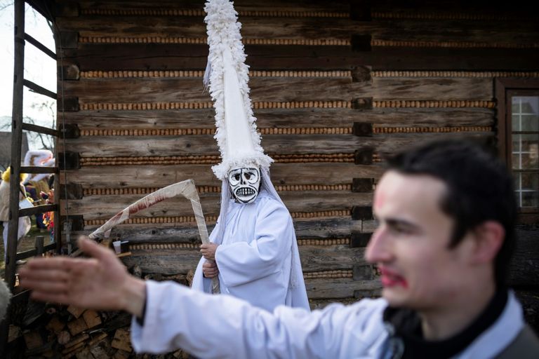 الشيطان والموت في احتفالات فولكلورية ببولندا