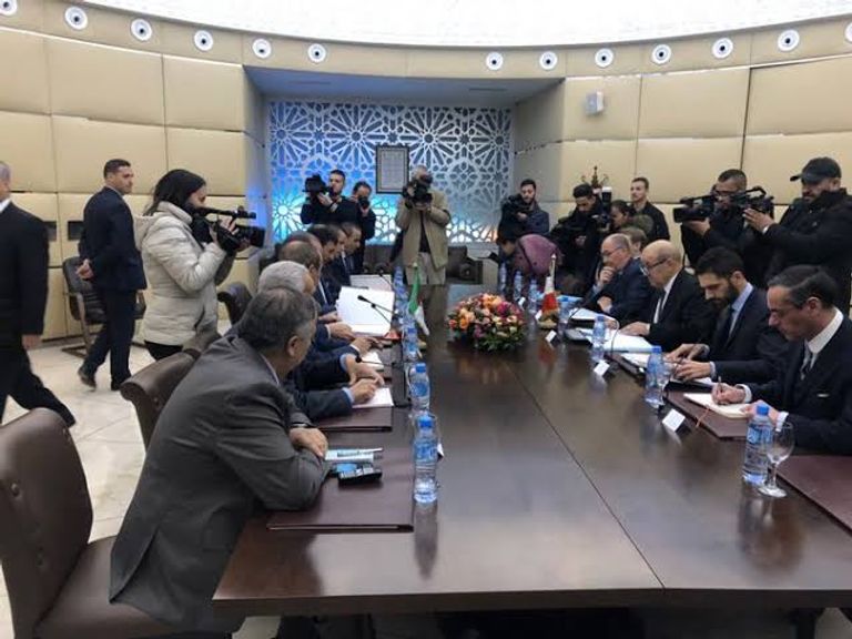 جانب من المحادثات بين الوفدين الجزائري والفرنسي