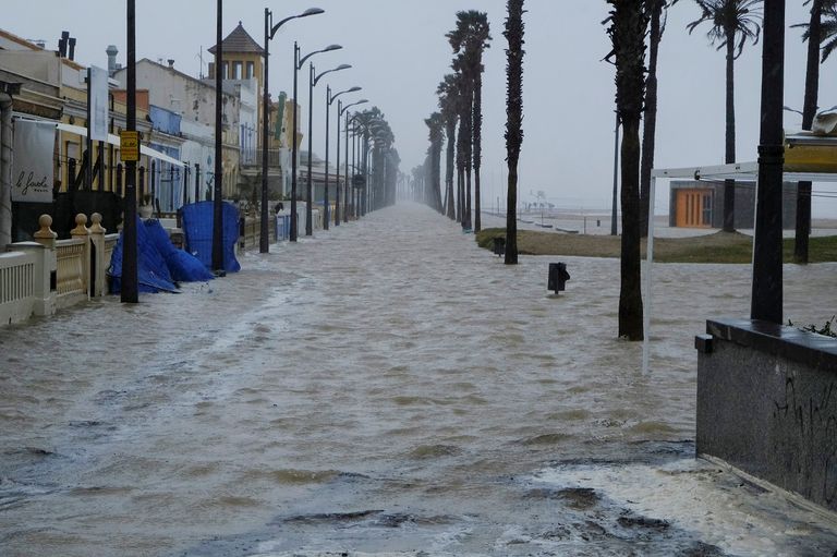 العاصفة تسبّبت في هبوب رياح قوية وسقوط ثلوج