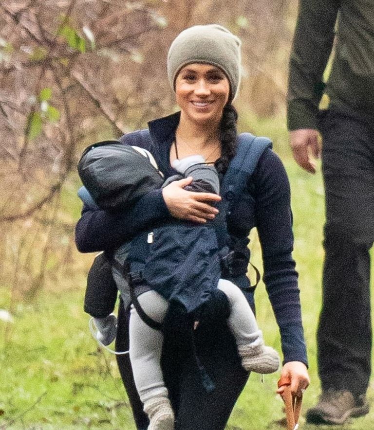 ميجان ماركل في نزهة مع نجلها وكلبيها