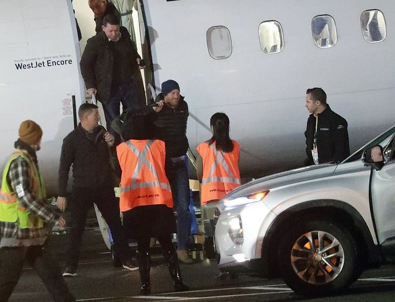 ميجان ماركل في نزهة مع نجلها وكلبيها