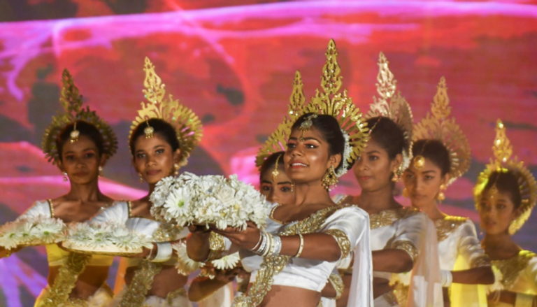 توائم سريلانكيات يؤدين رقصات بتجمع في كولومبو