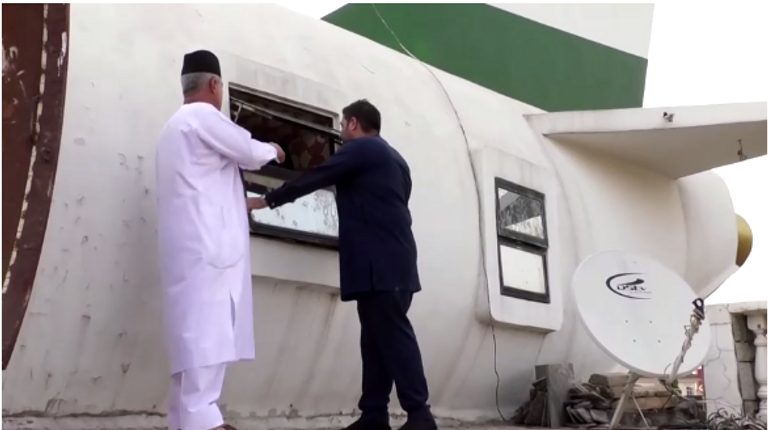 المنزل الطائرة يعرفه كل سكان البلدة