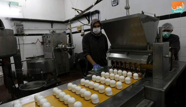 جانب من عملية صناعة حلوى "الشتوي"