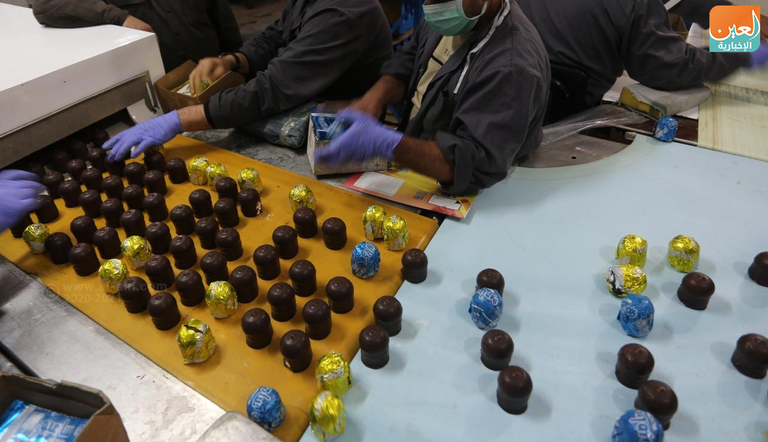 جانب من عملية صناعة حلوى "الشتوي"