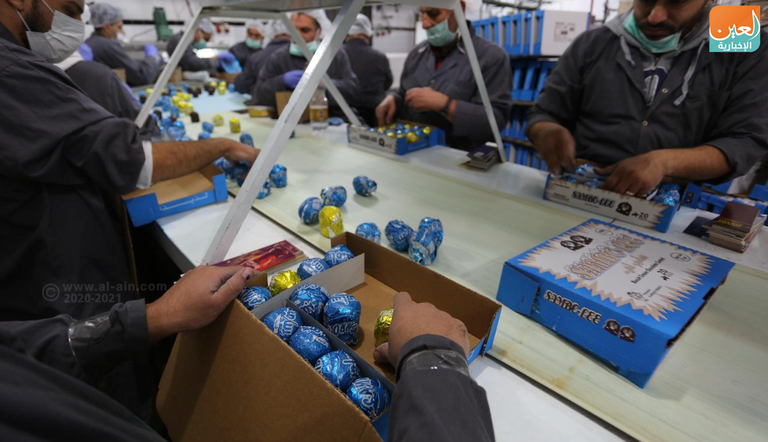 جانب من عملية صناعة حلوى "الشتوي"