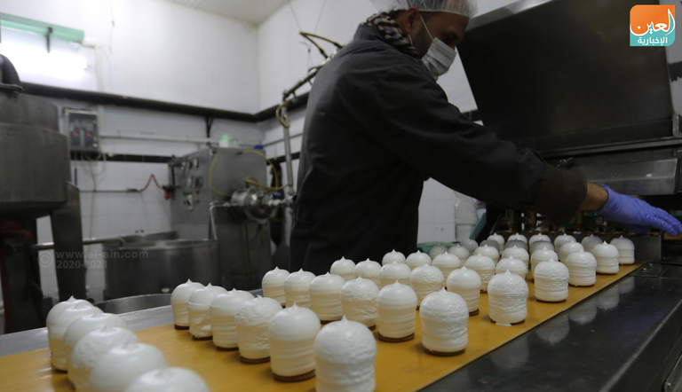 جانب من عملية صناعة حلوى "الشتوي"