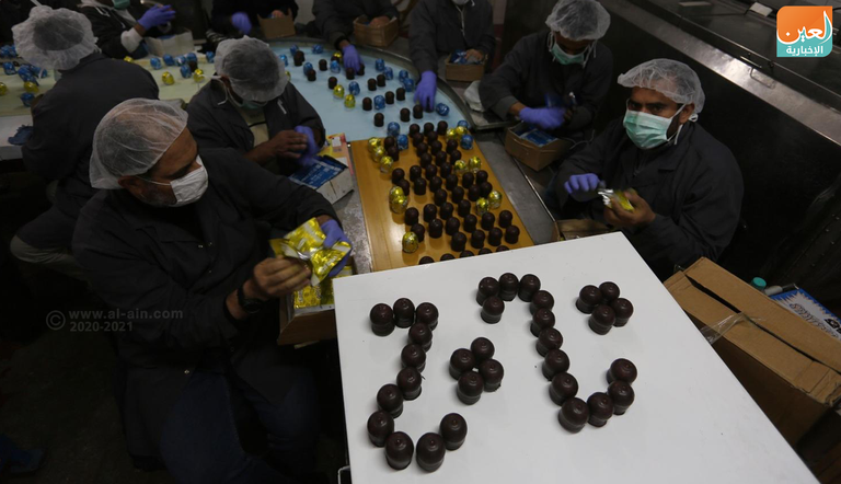 جانب من عملية صناعة حلوى "الشتوي"