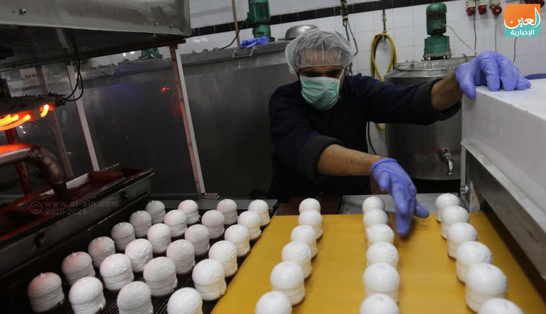 جانب من عملية صناعة حلوى "الشتوي"