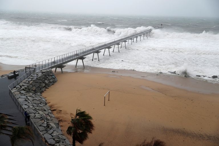 الثلوج غطت أكثر من 2600 كيلومتر من الطرق