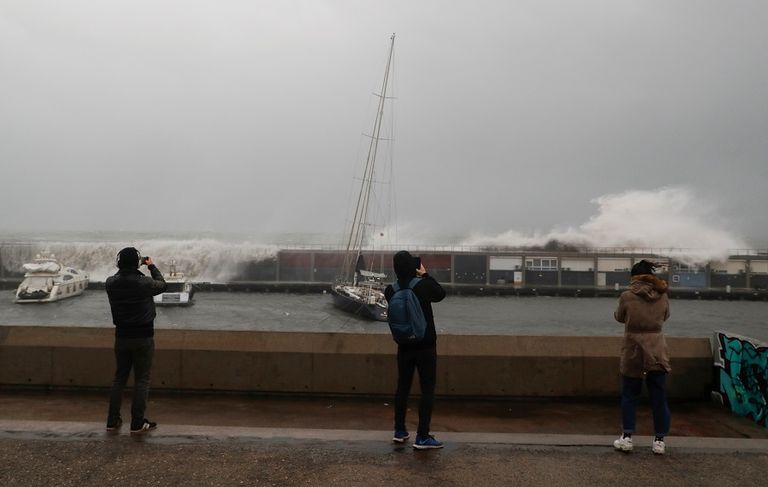 الثلوج غطت أكثر من 2600 كيلومتر من الطرق