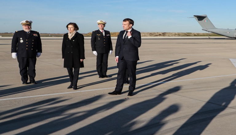 الرئيس الفرنسي ووزيرة دفاعه خلال زيارة القاعدة الجوية 123