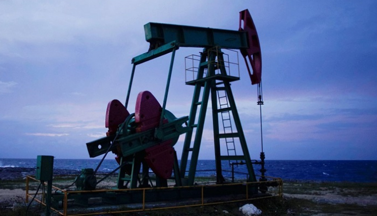 أسعار النفط تهبط نحو 1% مع انحسار مخاوف المعروض