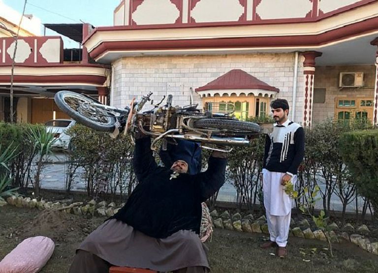 أضخم رجل في باكستان يتناول بعض الطعام