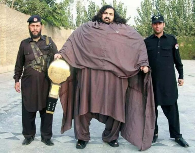 أضخم رجل في باكستان يتناول بعض الطعام