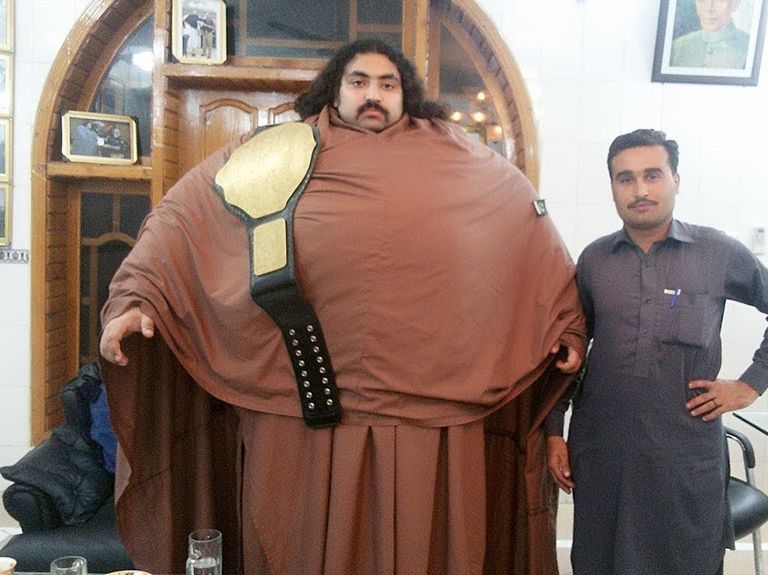 أضخم رجل في باكستان يتناول بعض الطعام