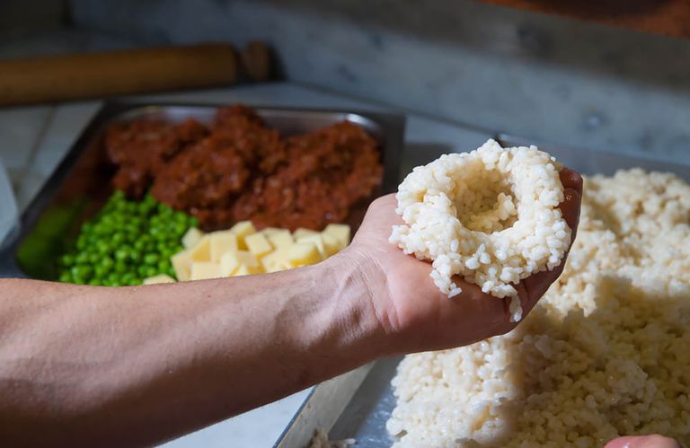 أرانشيني تتكون من الأرز بالزعفران واللحم المفروم والخضروات