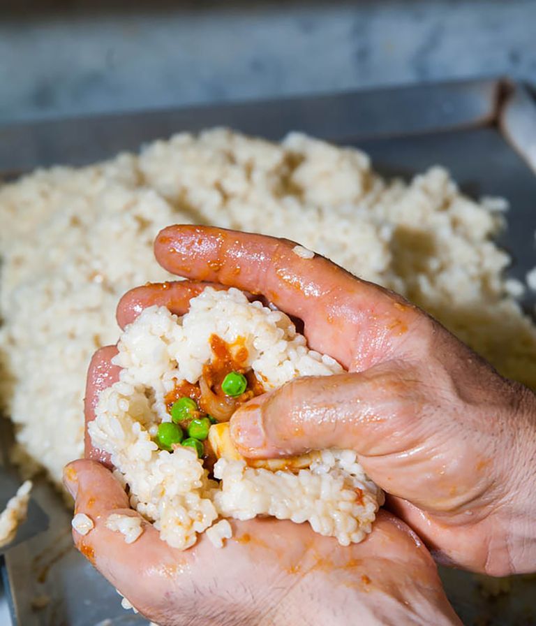 أرانشيني تتكون من الأرز بالزعفران واللحم المفروم والخضروات