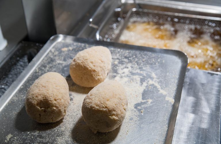 أرانشيني تتكون من الأرز بالزعفران واللحم المفروم والخضروات