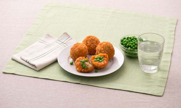 أرانشيني تتكون من الأرز بالزعفران واللحم المفروم والخضروات