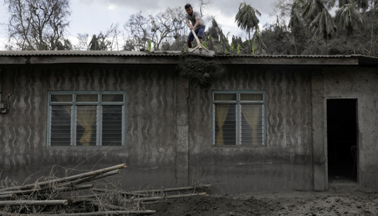 الآلاف أجبروا على الفرار من منازلهم بسبب البركان