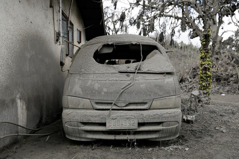 الآلاف أجبروا على الفرار من منازلهم بسبب البركان