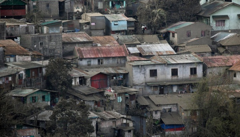 رماد بركان "تال" يغطي المنازل في الفلبين