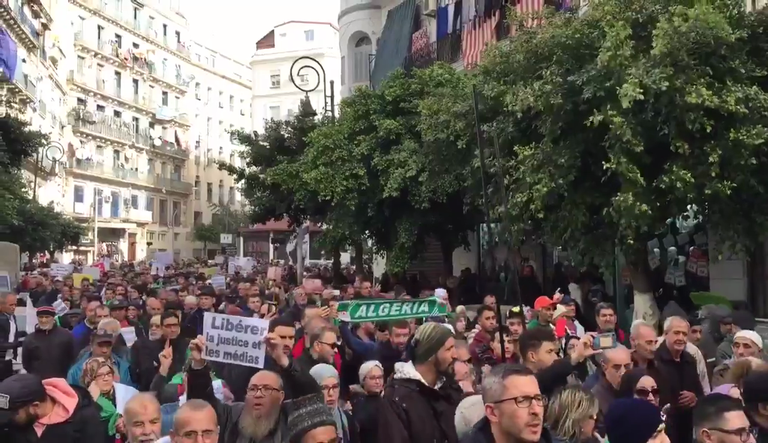 جانب من مظاهرة الطلبة الـ48 بالجزائر جانب من مظاهرة طلاب الجزائر