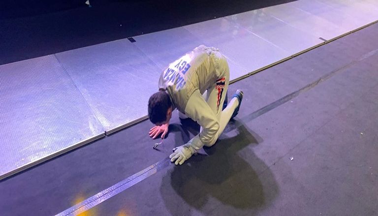 سجدة بطل مصر بعد التتويج بالميدالية الذهبية محمد حمزة وماهر حمزة