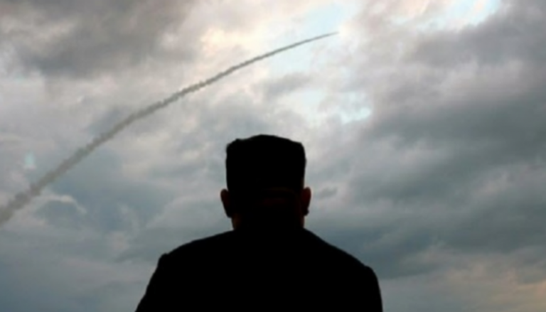 زعيم كوريا الشمالية يتابع عملية إطلاق صاروخي سابقة