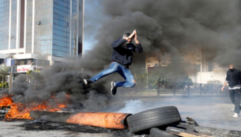 استمرار قطع الطرق احتجاجا على الحكومة اللبنانية 
