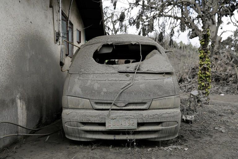 البركان تسبب في نزوح المئات